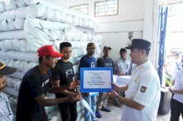 Tingkatkan Kualitas Produksi Garam, Pemkab Pangkep Bagikan Bantuan Geomembran untuk Petambak