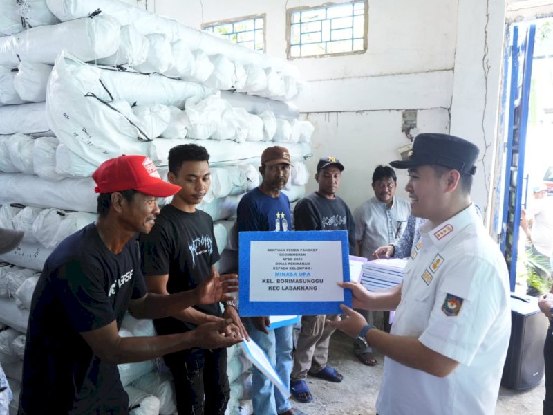 Bupati Pangkep menyerahkan bantuan geomembran kepada kelompok petambak garam di Gudang Logistik Dinas Perikanan, Rabu (30/7/2025). @jejakfaktacom/Humas Pemda Pangkep.