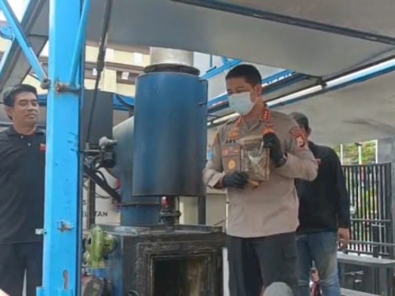 Polrestabes Makassar memusnahkan barang bukti narkotika senilai Rp16 miliar di halaman Mapolrestabes Makassar, Kamis siang (31/7/2025). @Jejakfakta/Istimewa