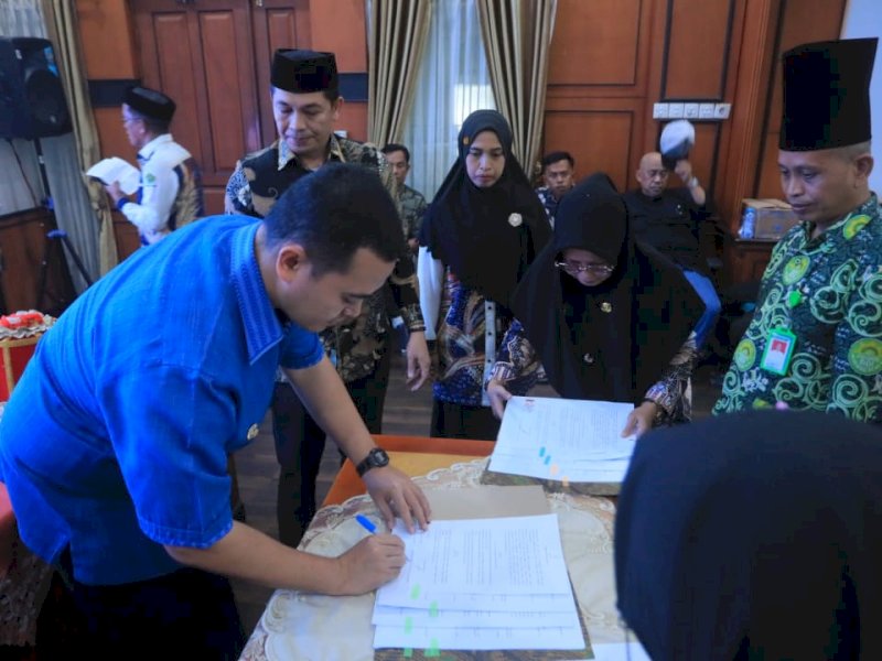 Penandatanagan Naskah Perjanjian Hibah Daerah (NPHD) bantuan hibah masjid, musallah dan TPA 2025, oleh Bupati Pangkep Muhammad Yusran Lalogau dan pengurus penerima bantuan, di Ruang Rapat Bupati Pangkep, Kamis (31/7/2025). @jejakfaktacom/Humas Pemda Pangkep.
