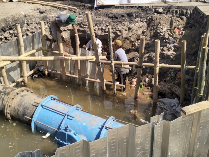 Perumda Air Minum Kota Makassar berhasil menyelesaikan pengerjaan koneksi jaringan pipa distribusi utama di kawasan Taman Segitiga Pa&rsquo;baeng-Baeng tepat waktu, Jumat (1/8/2025). @Jejakfakta/dok. Humas PDAM 