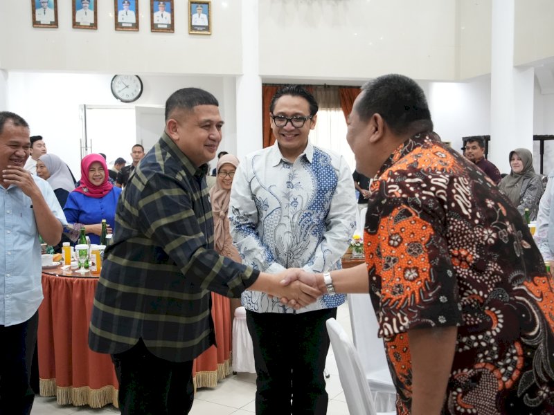 Wali Kota Makassar, Munafri Arifuddin, saat menerima kunjungan ASPIKOM di Baruga Angin Mamiri, Rumah Jabatan Wali Kota Makassar, Jumat (1/8/2025). @Jejakfakta/dok. Humas Pemkot Makassar