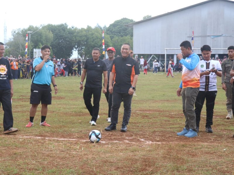 Bupati Luwu Timur, Irwan Bachri Syam, saat membuka pesta olahraga dan seni dalam rangka memperingati HUT ke-80 RI di Lapangan Karelai, Kecamatan Wasuponda, Jumat (1/8/2025). @jejakfakta/dok. Humas Pemkab Lutim