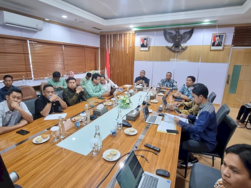Bupati Luwu Timur, Irwan Bachri Syam, saat melakukan kunjungan kerja ke Kantor PLN Unit Induk Distribusi (UID) Sulselrabar, di Jalan Letjen Hertasning, Makassar, Jumat (1/8/2025). @Jejakfakta/dok. Humas Pemkab Lutim