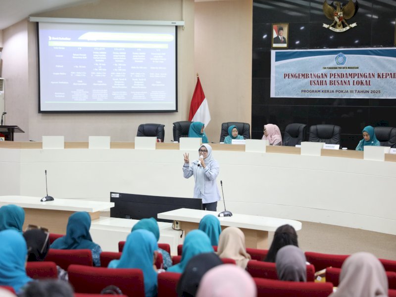 Pemimpin Departemen Kredit Ritel, Bank Sulselbar, Marhuma Umar, saat  memaparkan berbagai skema kredit mikro ramah UMKM, khususnya untuk perempuan pelaku usaha, di Ruang Sipakatau, Balai Kota Makassar, Selasa (29/7/2025). @Jejakfakta/dok. Istimewa 