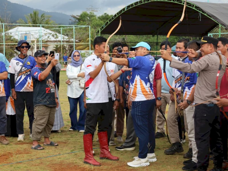 Turnamen panahan Row Fest Sulsel & Bupati Cup I Luwu Timur Tahun 2025 resmi dibuka oleh Bupati Luwu Timur, Irwan Bachri Syam di Lapangan Puncak Indah, Malili, Sabtu (02/08/2025). Pembukaan ditandai dengan simbolis tembakan anak panah oleh Bupati ke arah sasaran. @Jejakfakta/dok. Humas Pemkab Lutim