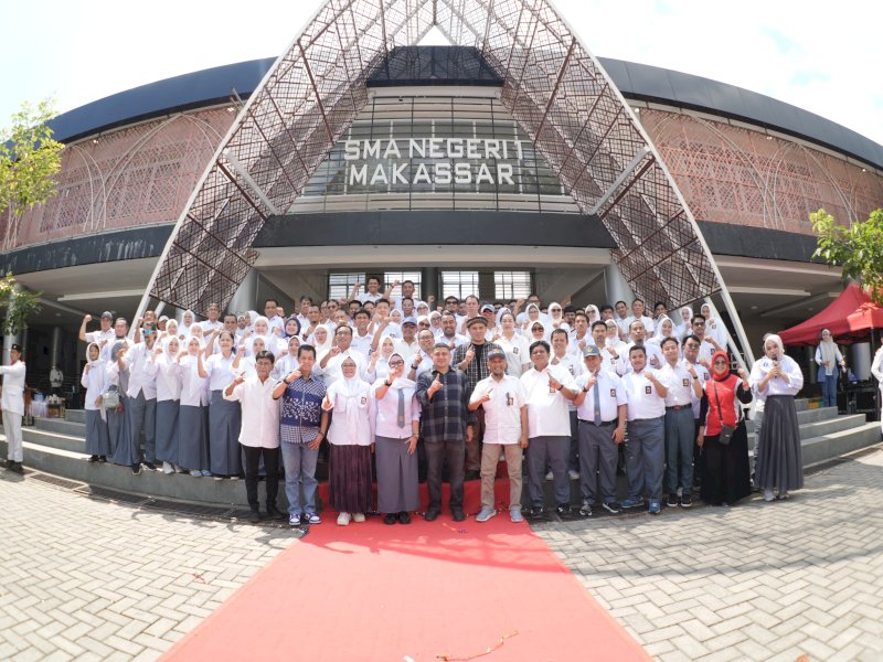 Wali Kota Makassar, Munafri Arifuddin, saat menghadiri Pelantikan Pengurus Pusat Ikatan Alumni SMANSA Makassar (IKA SMANSA) di Sekolah Menengah Atas Negeri (SMAN) 1 Makassar, Minggu (3/8/2025). @Jejakfakta/dok. Humas Pemkot Makassar