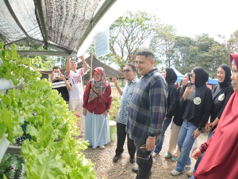 Wali Kota Makassar Munafri Arifuddin, saat menghadiri  peluncuran program Urban Farming di Kelompok Wanita Tani (KWT) Talas, Jalan Sunu, Kompleks Unhas, Minggu (3/8/2025). @Jejakfakta/dok. Humas Pemkot Makassar
