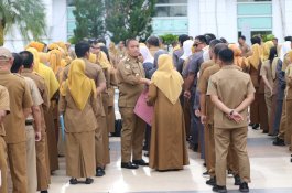 Bupati Luwu Timur Sidak Apel Pagi, Puluhan Pegawai Terciduk Main HP dan Duduk Saat Sekda Beri Arahan