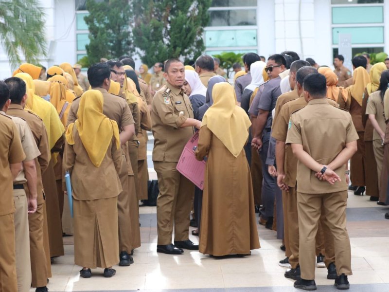 Bupati Luwu Timur, Irwan Bachri Syam, melakukan inspeksi mendadak (sidak) saat apel pagi di halaman Kantor Bupati, Senin (4/8/2025). @Jejakfakta/dok. Humas Pemkab Lutim
