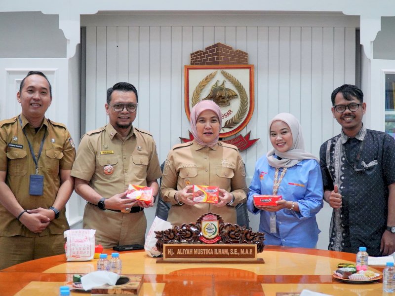 Kepala Dinas Koperasi dan UKM Kota Makassar, Arlin Ariesta, saat menghadiri audiensi manajemen PT Setya Kuliner Mandiri (Lazatto Chicken & Burger Makassar) dengan Wakil Wali Kota Makassar, Aliyah Mustika Ilham, di ruang kerja Wawali, Senin (4/8/2025). @Jejakfakta/dok. Istimewa