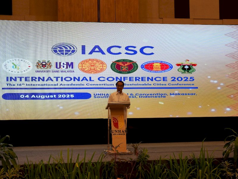 Rektor Unhas, Prof. Dr. Ir. Jamaluddin Jompa, M.Sc., saat membuka konferensi internasional The 16th IACSC di Ballroom Unhas Hotel, Kampus Tamalanrea, Makassar, Senin (4/8/2025). @Jejakfakta/dok. Humas Unhas