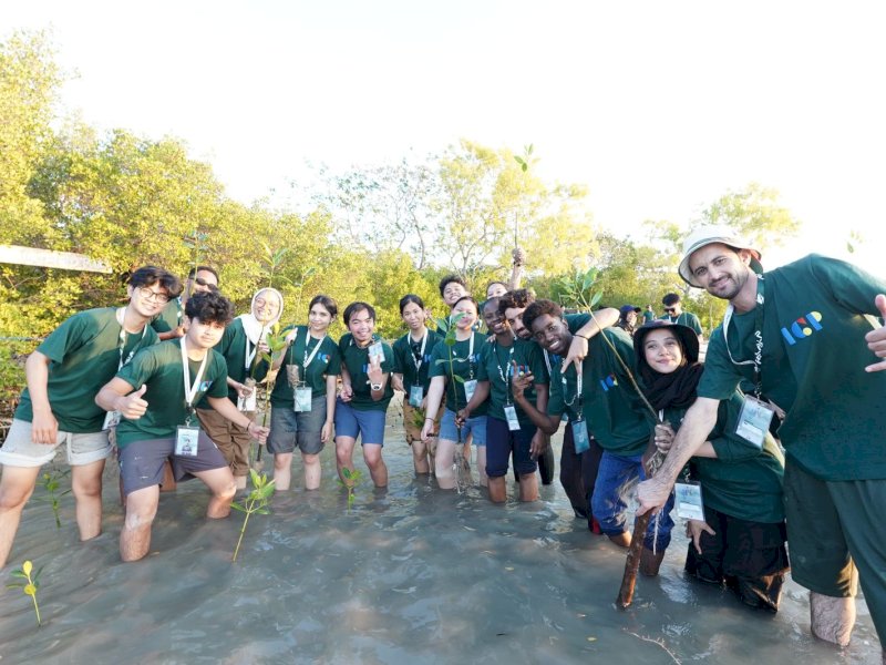 International Cultural Program (ICP) ke-8 saat melakukan penanaman mangrove di PPLH Puntondo, Takalar. @Jejakfakta/Istimewa