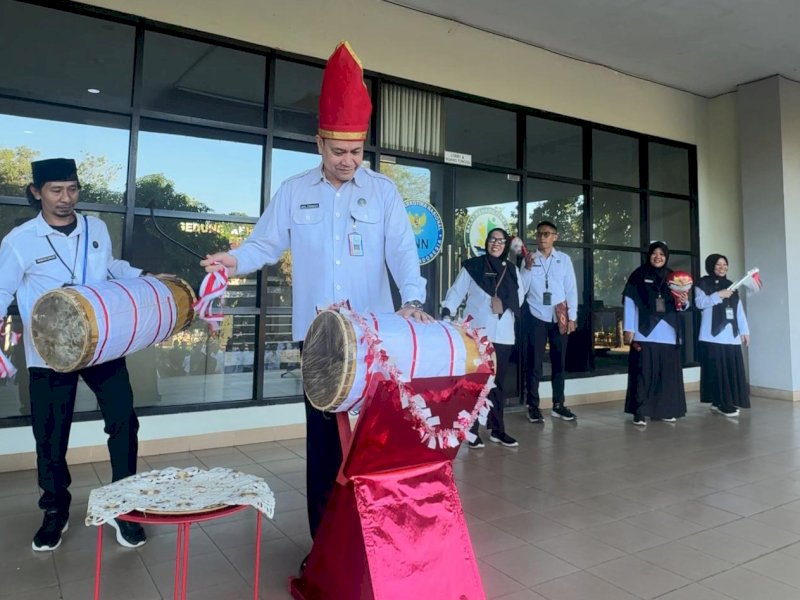 Kepala Balai Rehabilitasi BNN Baddoka Sulsel, resmi membuka perlombaan sambut HUT RI ke-80 dengan tabuhan gendang Makassar, di Kantor Balai Rehabilitasi BNN Baddoka Sulsel, Senin (4/8/2025). @jejakfaktacom/Humas Balai Rehabilitasi BNN Baddoka.