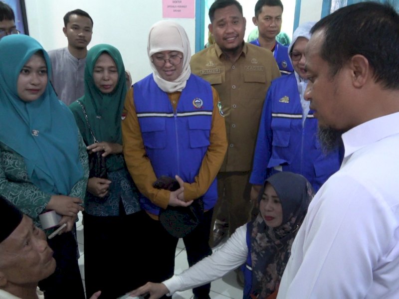 Gubernur Sulawesi Selatan Andi Sudirman Sulaiman, pantau jalannya program Pelayanan Kesehatan Bergerak di pulau Sabutung, Kabupaten Pangkep, Selasa (5/8/2025). @jejakfaktacom/Humas Pemda Pangkep 