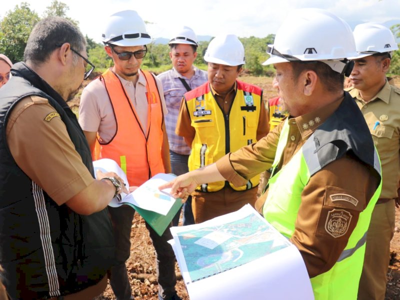 Bupati Luwu Timur, Irwan Bachri Syam, saat meninjau lokasi proyek Pembangunan Laboratorium Kesehatan Masyarakat (Labkesmas) di kawasan Gedung Olahraga (GOR) Malili, Selasa (5/8/2025). @Jejakfakta/dok. Humas Pemkab Lutim