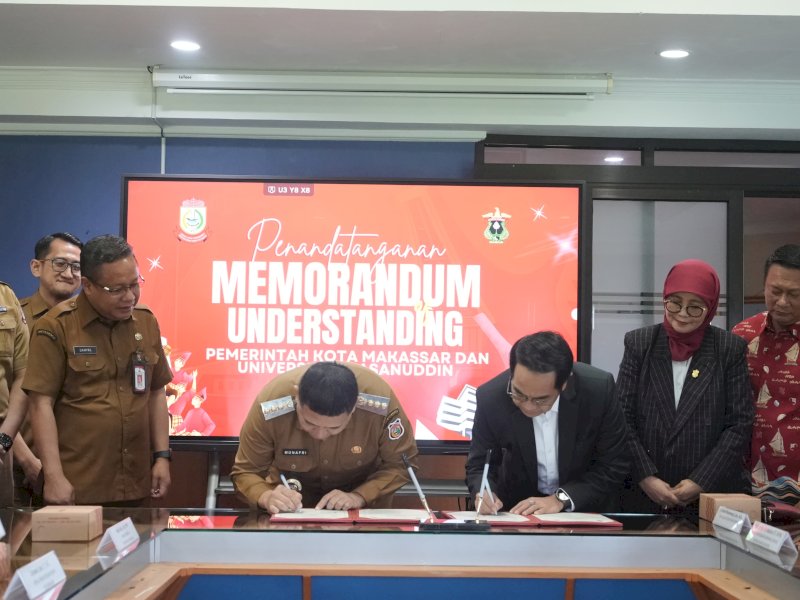 Wali Kota Makassar, Munafri Arifuddin, melakukan penandatanganan Memorandum of Understanding (MoU) dengan Universitas Hasanuddin (Unhas), di Kampus Unhas, Tamalanrea, Makassar, Selasa (5/8/2025). @Jejakfakta/dok. Humas Pemkot Makassar