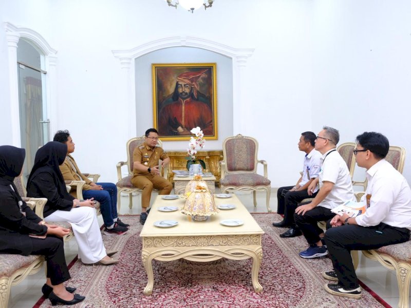 Wakil Bupati Gowa, Darmawangsyah Muin, saat menerima audiensi manajemen BPR Alinma di Rumah Jabatan Wakil Bupati Gowa, Jalan Beringin, Senin (21/7/2025). @Jejakfakta/dok. Humas Pemkab Gowa