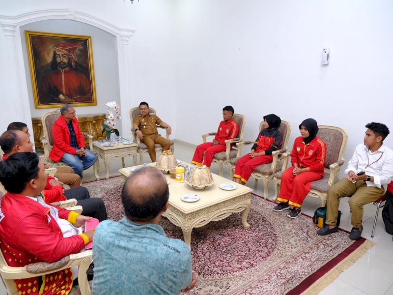 Wakil Bupati Gowa, Darmawangsyah Muin, saat bertemu empat atlet Tapak Suci asal Kabupaten Gowa yang akan berlaga di Kejuaraan Dunia Tapak Suci 2025 di Rumah Jabatan Wakil Bupati Gowa, Senin (21/7/2025). @Jejakfakta/dok. Humas Pemkab Gowa