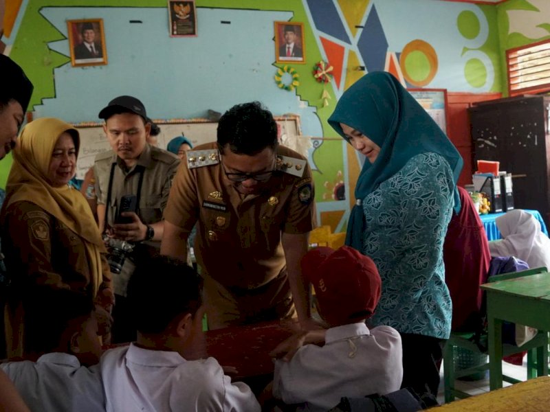 Wakil Bupati Gowa, Darmawangsyah Muin, meninjau langsung pelaksanaan pemeriksaan kesehatan gratis bagi siswa-siswi SD Center Malakaji saat melakukan kunjungan kerja ke Kecamatan Tompobulu, Selasa (21/72025). @Jejakfakta/dok. Humas Pemkab Gowa