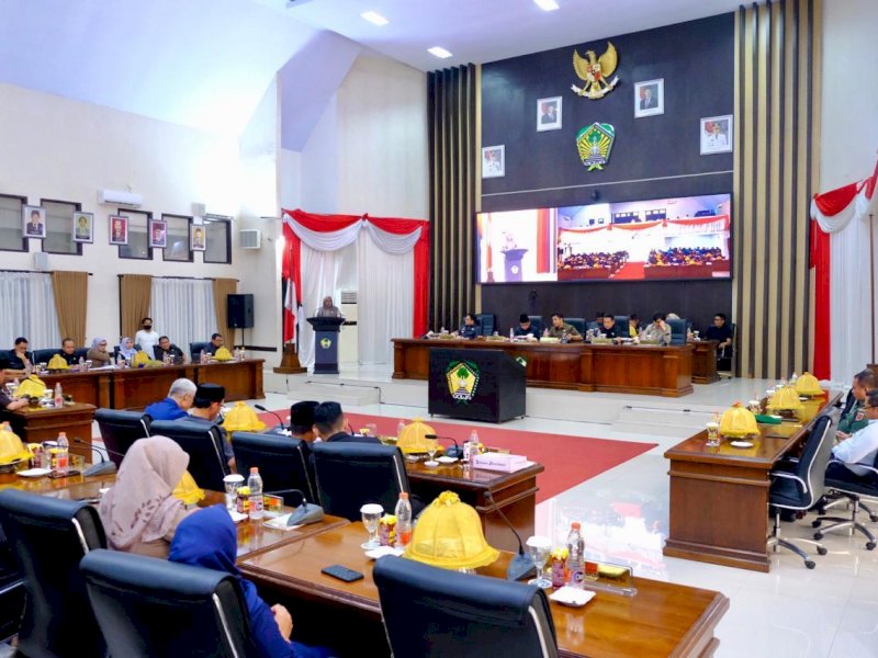 Wakil Bupati Gowa, Darmawangsyah Muin, saat menghadiri rapat yang digelar di Ruang Paripurna Kantor DPRD Gowa, Rabu (23/7/2025). @Jejakfakta/dok. Humas Pemkab Gowa