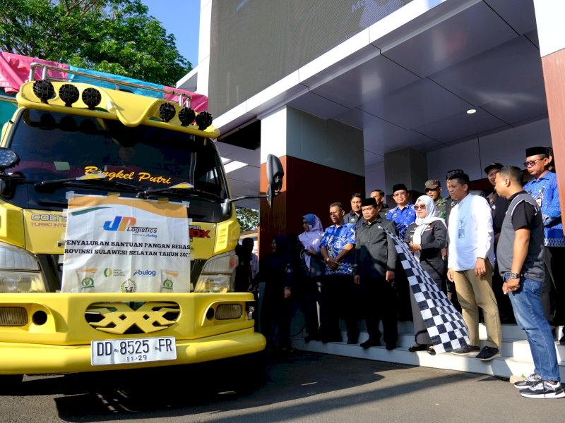 Bupati Gowa, Sitti Husniah Talenrang,  saat melepas s penyaluran Bantuan Pangan Beras (PBP) alokasi Juni-Juli 2025 untuk masyarakat berpendapatan rendah di Baruga Pattingalloang, Kantor Bupati Gowa, Jumat (25/7/2025). @Jejakfakta/dok. Humas Pemkab Gowa