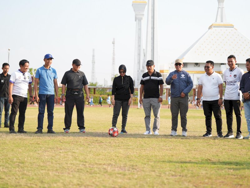 Bupati Gowa, Sitti Husniah Talenrang, saat membuka Bupati Gowa Cup I U-20, di Lapangan Sepak Bola Ruang Terbuka Hijau (RTH) Syekh Yusuf, Minggu (3/8/2025). @Jejakfakta/dok. Humas Pemkab Gowa
