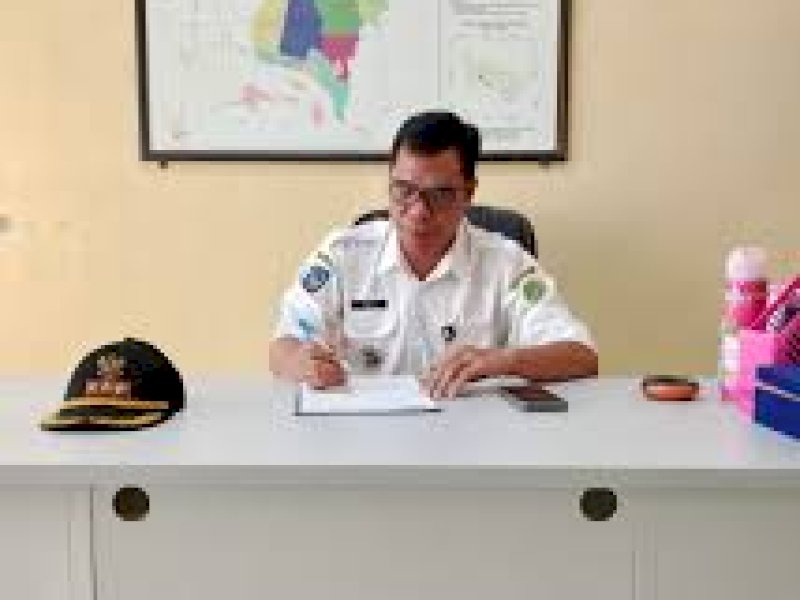Camat Tomoni Timur, Yulius. @Jejakfakta/Istimewa