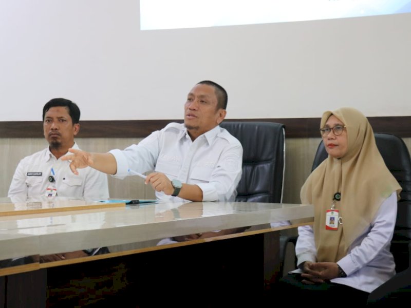 Bupati Luwu Timur, Irwan Bachri Syam, dalam konferensi pers di Ruang Kesra Setdakab, Rabu (6/8/2025). @Jejakfakta/dok. Humas Pemkab Lutim