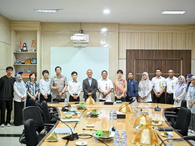 Plt Direktur Utama PDAM Kota Makassar, Hamzah Ahmad, menerima kunjungan kehormatan dari delegasi Kawasaki Waterworks and Sewerage Bureau dan JICA Office Indonesia, Rabu (6/8/2025). @Jejakfakta/dok. Istimewa