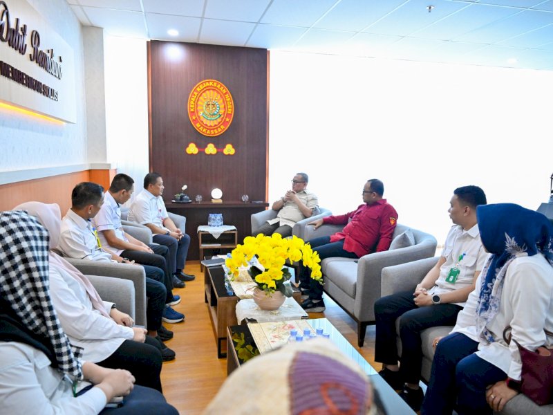 Plt Direktur Utama Perumda Air Minum Kota Makassar, Hamzah Ahmad, diterima Plt Direktur Keuangan, Nanang Supriyatno, saat melakukan kunjungan ke Kantor Kejaksaan Negeri (Kejari) Makassar di Jalan Amanagappa, Rabu (6/8/2025). @Jejakfakta/dok. Istimewa