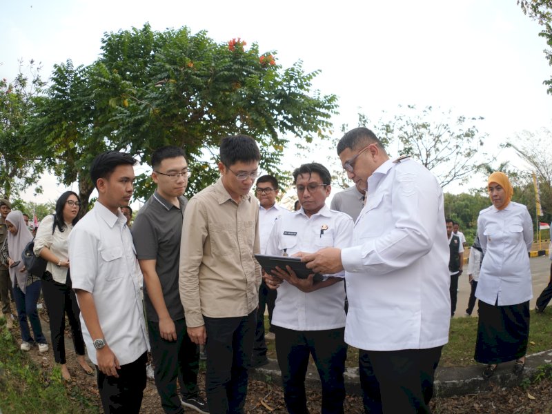 Wali Kota Makassar Munafri Arifuddin dan Wakil Wali Kota Aliyah Mustika Ilham, saat mendampingi kunjungan calon investor dari Tiongkok, di kawasan Untia, Kecamatan Biringkanaya, Rabu (6/8/2025). @Jejakfakta/dok. Humas Pemkot Makassar
