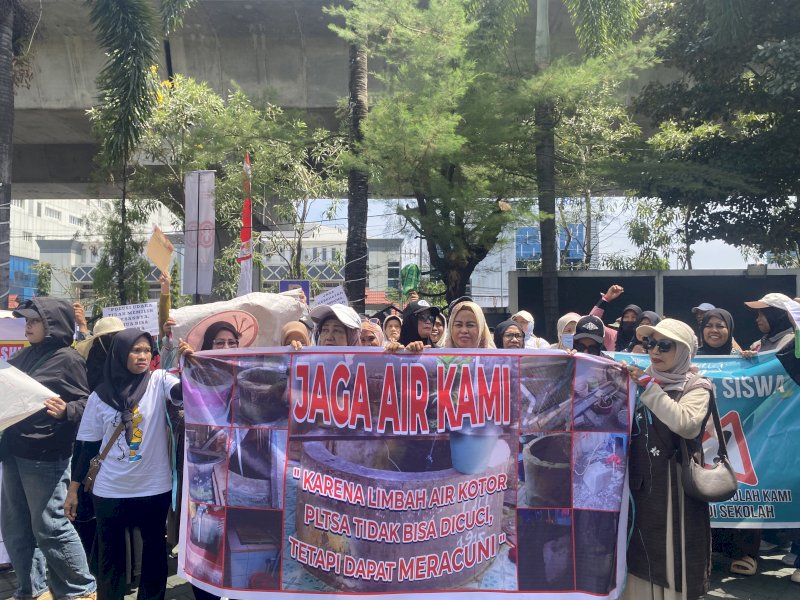 Puluhan warga yang tergabung dalam Gerakan Rakyat Menolak Lokasi Pembangunan PLTSa (GERAM PLTSa), menggelar aksi penolakan rencana pembangunan Pembangkit Listrik Tenaga Sampah (PLTSa) di Gedung DPRD Kota Makassar, Selasa (6/8/2025). @Jejakfakta/Istimewa
