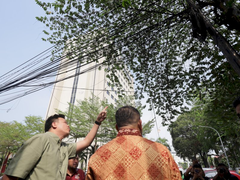 Wali Kota Makassar, Munafri Arifuddin, melakukan inspeksi mendadak (sidak) terhadap instalasi kabel fiber optik (FO) di kawasan Bonto Lempangan, Kamis (7/08/2025). @Jejakfakta/dok. Humas Pemkot Makassar