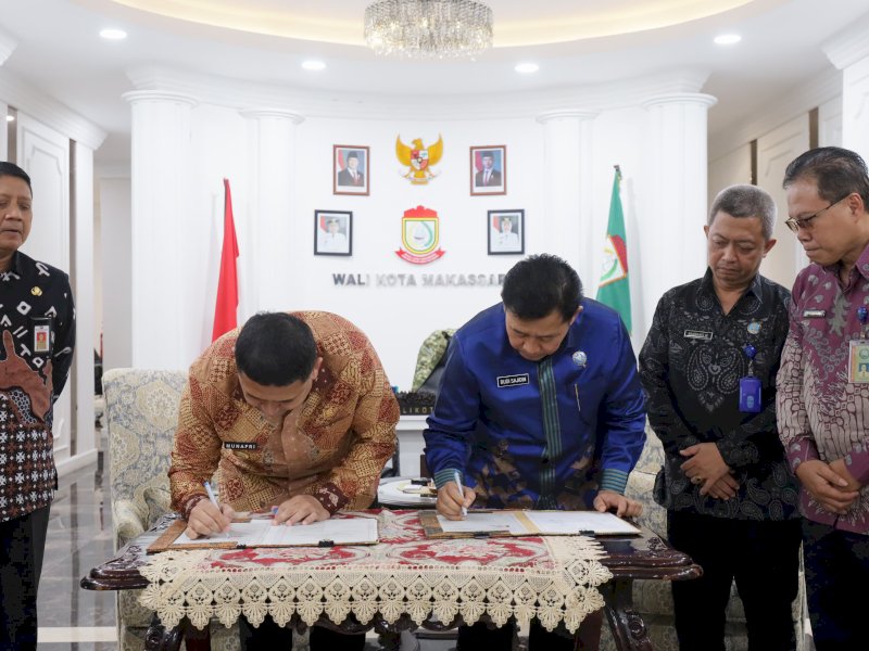 Wali Kota Makassar Munafri Arifuddin dan Kepala BNNP Sulsel Brigjen Pol. Drs. Budi Sajidin, menandatangani Nota Kesepahaman (MoU) dalam rangka memperkuat program Pencegahan dan Pemberantasan Penyalahgunaan dan Peredaran Gelap Narkotika (P4GN), di Balai Kota Makassar, Kamis (7/8/2025). @Jejakfakta/dok. Humas Pemkot Makassar