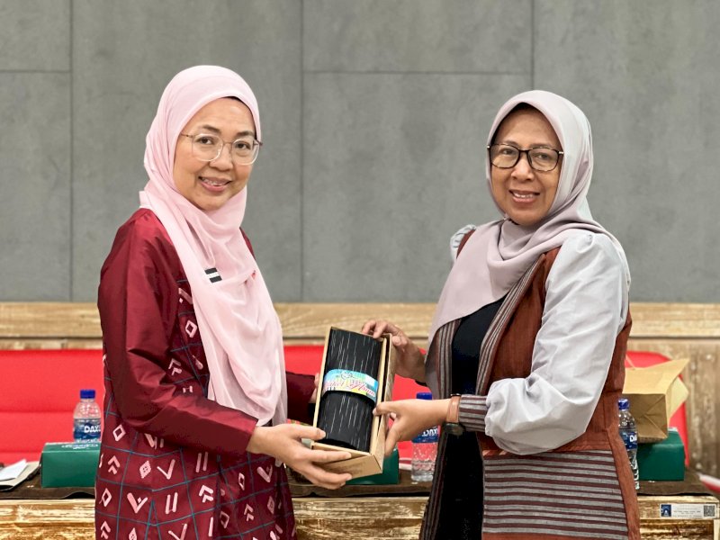 Ketua Dekranasda Kota Makassar, Melinda Aksa, saat disambut Sekretaris Dekranasda Kabupaten Sleman, Dwi Wulandari, di Galeri Dekranasda Sleman, Kamis (7/8/2025). @Jejakfakta/dok. Humas Pemkot Makassar