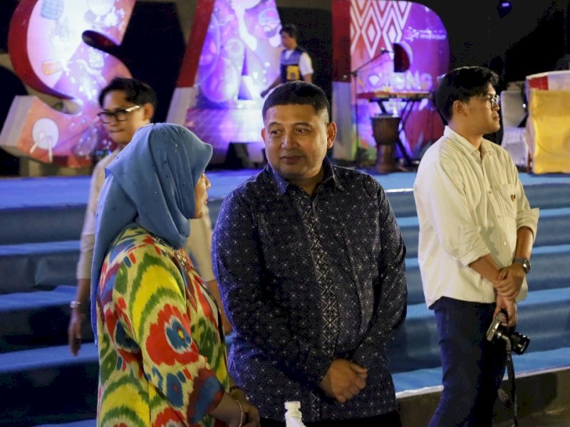 Wali Kota Makassar Munafri Arifuddin, didampingi Wakil Wali Kota Aliyah Mustika Ilham, saat menyambut tamu undangan gala dinner Rakernas Partai NasDem di Anjungan Pantai Losari, Kamis malam (7/8/2025). @Jejakfakta/dok. Humas Pemkot Makassar 