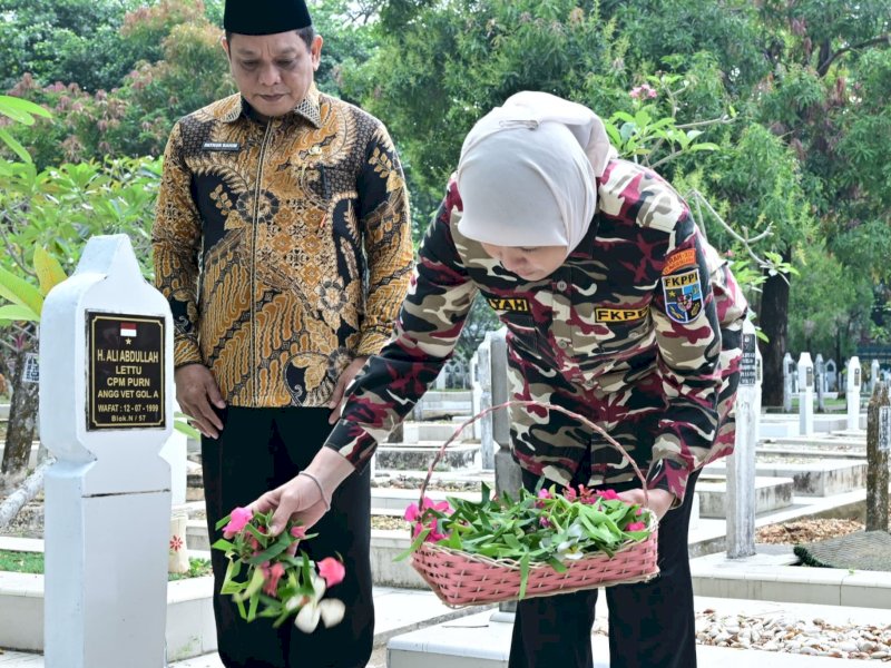 Ketua FKPPI Sulawesi Selatan, Aliyah Mustika Ilham, memimpin ziarah dan tabur bunga di Taman Makam Pahlawan (TMP) Panaikang, Jalan Urip Sumoharjo, Makassar, Jumat (8/8/2025). @Jejakfakta/dok. Istimewa