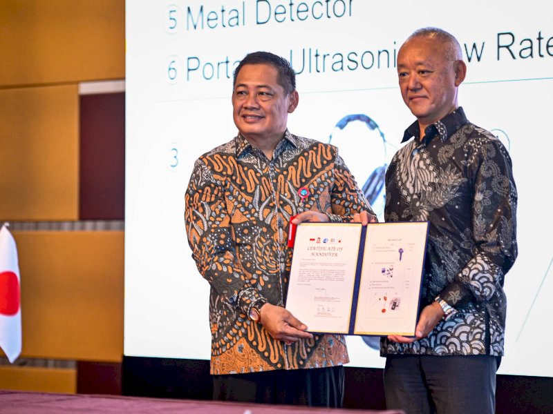 Plt Direktur Utama Perumda Air Minum Makassar Dr. Hamzah Ahmad, menerima sertifikat usai Seminar peningkatan pengendalian kebocoran air bawah tanah di Hotel Aston Makassar & Convention Center, Kamis (7/8/2025). @Jejakfakta/dok. Humas Pemkot Makassar