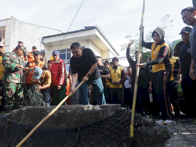 Wali Kota Makassar, Munafri Arifuddin, saat meninjau kegiatan Jumat Bersih di sejumlah titik rawan banjir di wilayah Kecamatan Wajo dan Bontoala, Jumat pagi (8/8/2025). @Jejakfakta/dok. Humas Pemkot Makassar