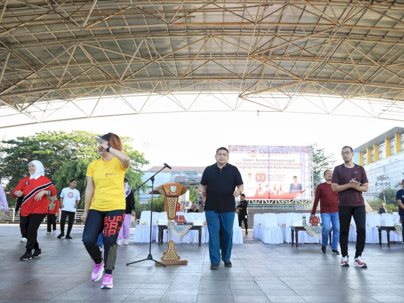 Pemkot Makassar resmi membuka rangkaian perayaan HUT ke-80 Kemerdekaan Republik Indonesia dengan menggelar senam sehat massal di Lapangan Karebosi, Jumat pagi (8/8/2025). @Jejakfakta/dok. Humas Pemkot Makassar