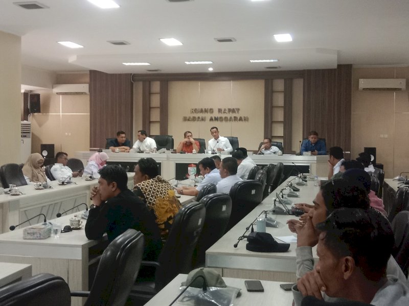 Warga menolak rencana penempatan proyek Pembangkit Listrik Tenaga Sampah (PLTSa) yang digagas oleh PT Sarana Utama Energy (PT SUS) saat Rapat Dengar Pendapat (RDP) bersama Komisi C DPRD Kota Makassar pada (6/8/2025). @Jejakfakta/Samsir 