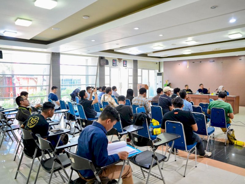 Plt Direktur Utama Hamzah Ahmad bersama Plt Direktur Keuangan Nanang Supriyatno saat memberikan keterangan pers menyambut peringatan HUT ke-101 PDAM di Aula Kantor PDAM Makassar, Jumat (8/8/2025). @Jejakfakta/dok. Istimewa