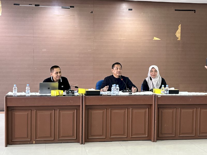 Plt Direktur Utama Hamzah Ahmad bersama Plt Direktur Keuangan Nanang Supriyatno saat memberikan keterangan pers menyambut peringatan HUT ke-101 PDAM di Aula Kantor PDAM Makassar, Jumat (8/8/2025). @Jejakfakta/Sherine Grace