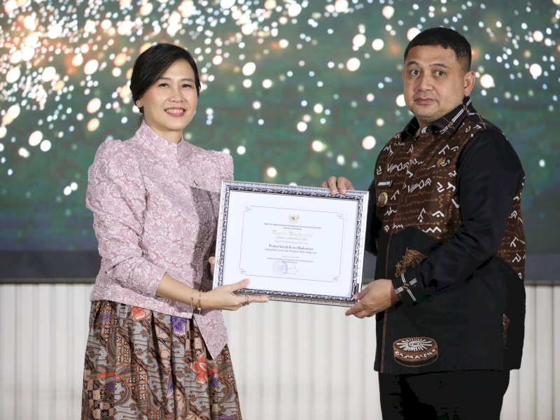 Wakil Menteri PPPA, Veronica Tan, menyerahkan penghargaan Kabupaten/Kota Layak Anak (KLA) 2025 kategori Nindya kepada Wali Kota Makassar, Munafri Arifuddin, di Auditorium KH. M. Rasjidi, Kementerian Agama RI, Jakarta Pusat, Jumat malam (8/8/2025). @Jejakfakta/dok. Humas Pemkot Makassar