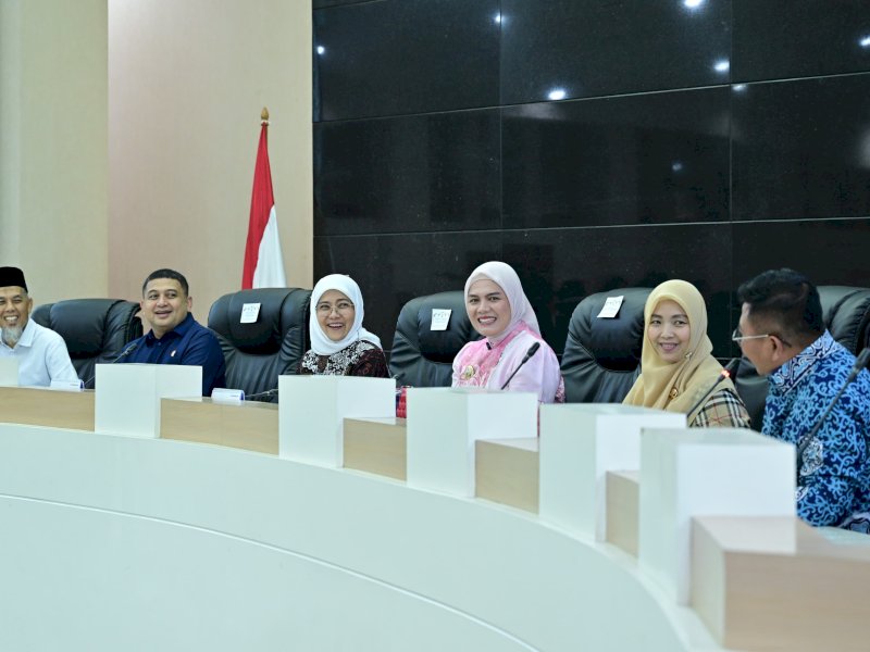 Wali Kota Makassar, Munafri Arifuddin bersama Wakil Wali KOta Aliyah Mustika Ilham, memperkenalkan berbagai program unggulan serta potensi pariwisata Kota Makassar kepada sejumlah kepala daerah yang melakukan kunjungan kerja ke Balai Kota Makassar, Jumat (8/8/2025). @Jejakfakta/dok. Humas Pemkot Makassar