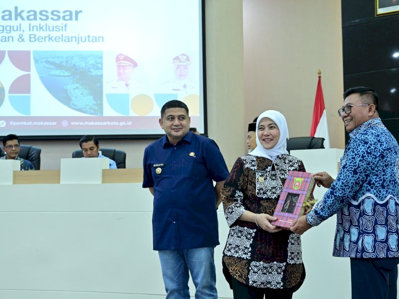 Wali Kota Makassar Munafri Arifuddin dan Wakil Wali Kota Aliyah Mustika Ilham, saat memberikan cinderamata kepada  Wakil Wali Kota Samarinda, Saefuddin Zuhri, saat menerima rombongan sejumlah kepala daerah dari berbagai wilayah di Indonesia, Jumat (8/8/2025). @Jejakfakta/dok. Humas Pemkot Makassar