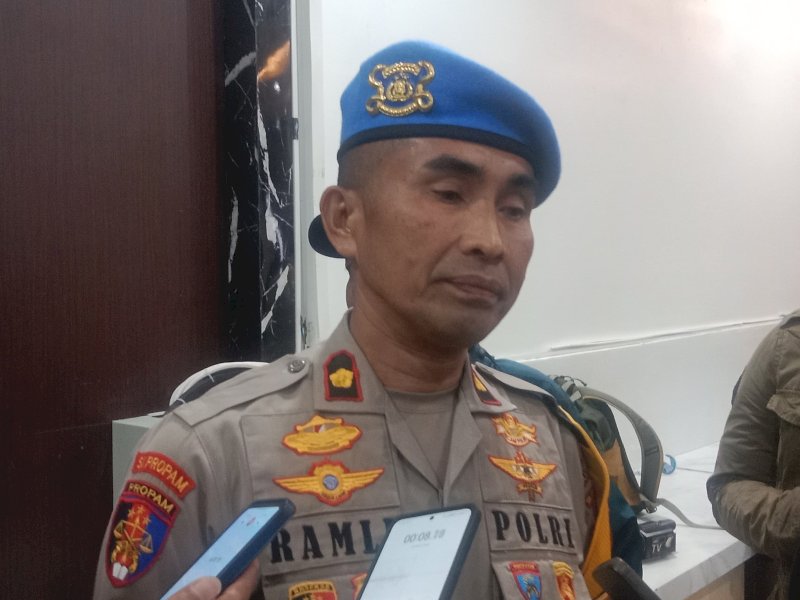 Kepala Seksi Propam Polrestabes Makassar, Kompol Ramli, saat memberikan keterangan kepada wartawan, Senin (21/7/2025). @Jejakfakta/Samsir