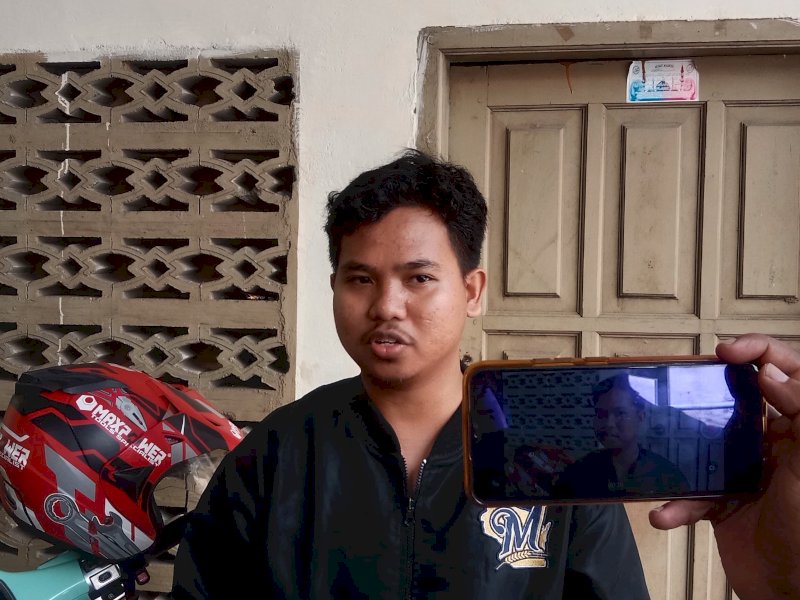 Surdi, korban pencurian motor di Masjid Al Azhar, Jalan Onta Baru, Makassar, saat ditemui usai salat ashar, Sabtu (2/8/2025). @Jejakfakta/Samsir