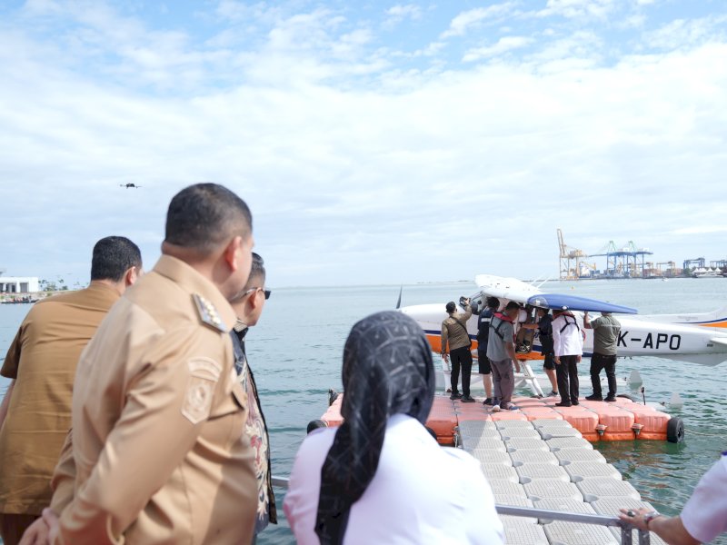 Wali Kota Makassar, Munafri Arifuddin, turut mendampingi Menteri Perhubungan RI, Dudy Purwagandhi, dalam peluncuran perdana Pesawat Amfibi (Seaplane) di kawasan Center Point of Indonesia (CPI) Makassar, Senin (11/8/2025). @Jejakfakta/dok. Humas Pemkot Makassar